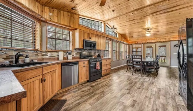Incredible Rustic Lakeside Cabin in the Woods! Near Lakes, Skiing and Trails!