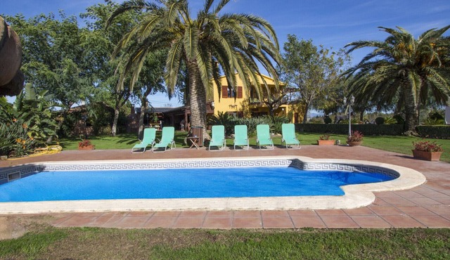 Incredible secluded villa, just 18 km from Beach!