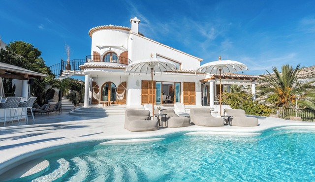 Incredible seafront 4-bedroom luxury villa with infinity pool in Cumbre del Sol.