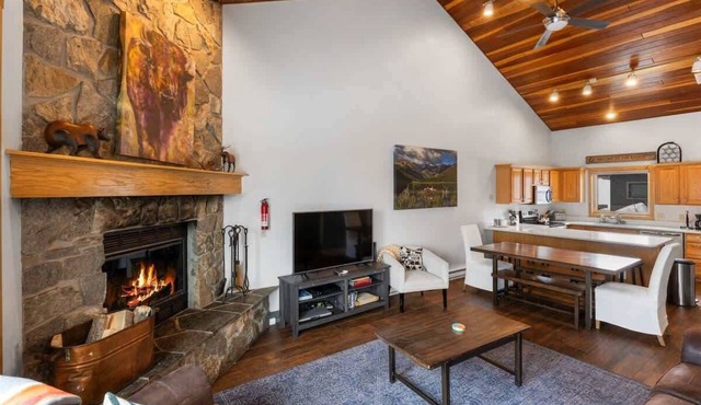 Incredible Ski-Access: 3 Bed Chalet with HotTub