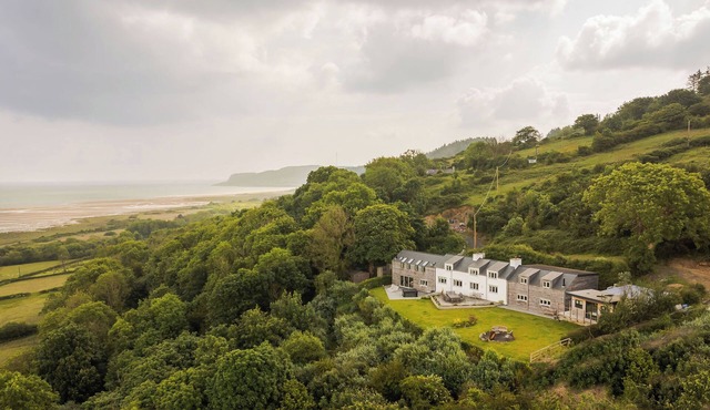 Incredible stay overlooking Red Wharf By sleeping up to 18 guests with hot tub & garden lounge area