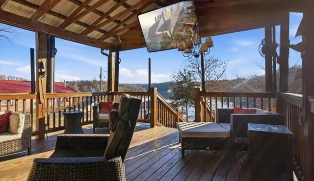Incredible View, Spacious 3-bedroom house, with large deck in peaceful cove 60mm