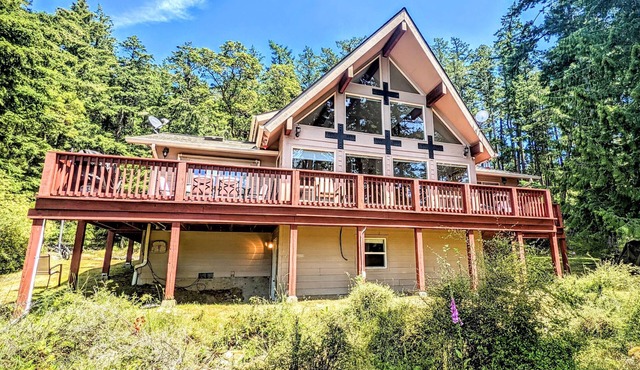 Incredible Views | 3bd Villa/Ping pong, Garden, 1 mile from Beach!