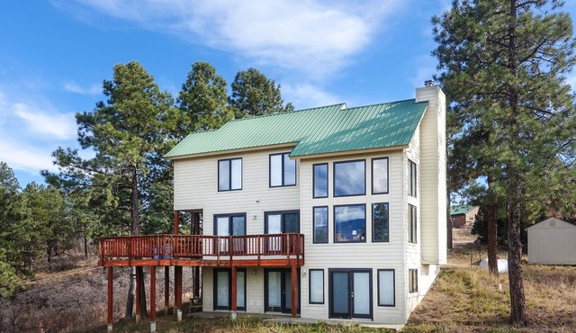 Incredible Views, Great Deck, Pet Friendly!