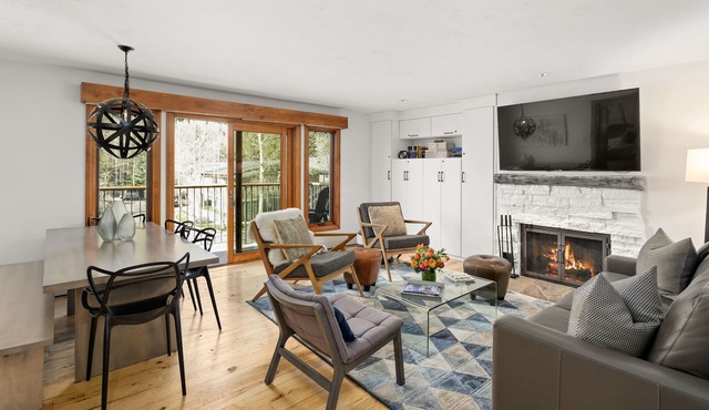 Incredible views in open 2 bedroom condo in Aspen Core! Walk to Gondola.