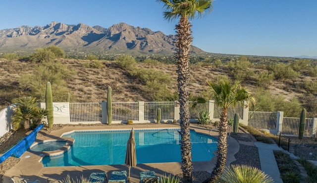 Incredible VIEWS, pool, spa, ping pong table, by GOLF course, bike and walk path