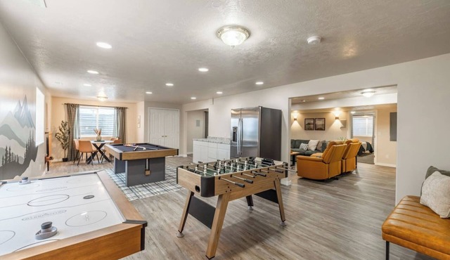 Incredible Views + Sleep 18 + Game Room + Hot Tub + Sauna