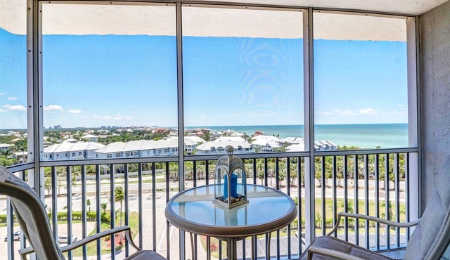 INCREDIBLE VIEWS 10th FLOOR , POOLS AND BALCONY READY