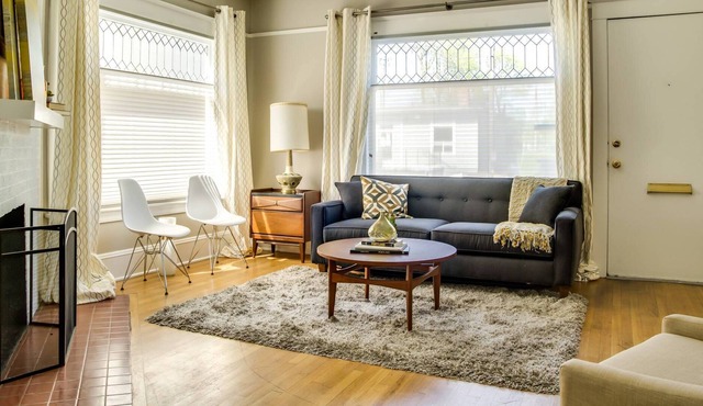 Incredibly Located Urban Retreat, Close to Shopping, Restaurants, and Groceries, Walk to Everything