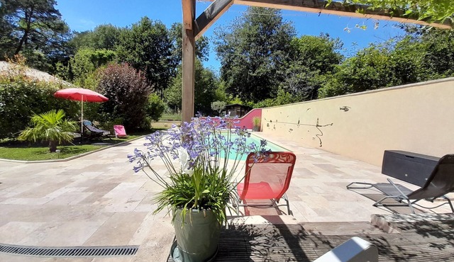 Independent room with swimming pool