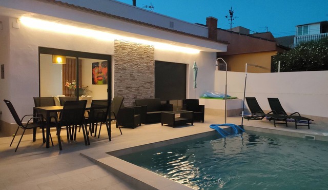 Independent villa with private pool, 5 min from the beach!