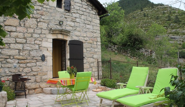 Independent stone house overlooking the medieval city of Sainte Enimie