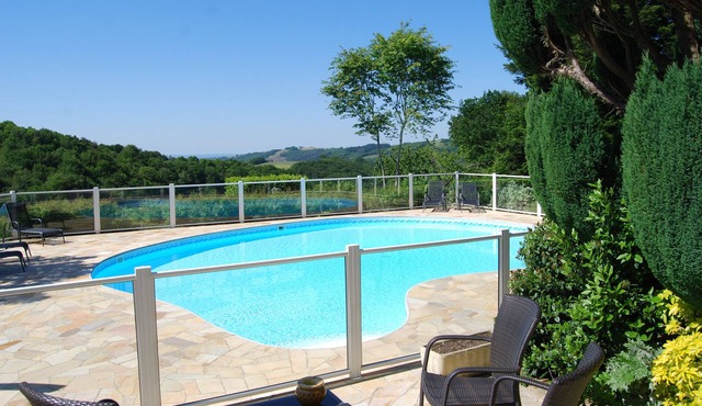 Independant, comfortable gîte for 6 to 10 people, large garden and swimming pool