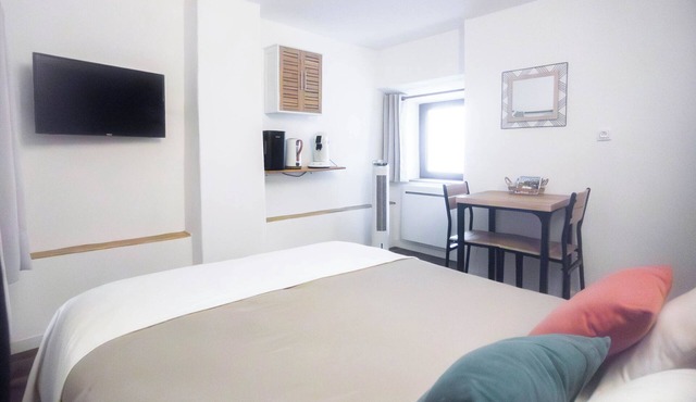 Independent room with private bathroom