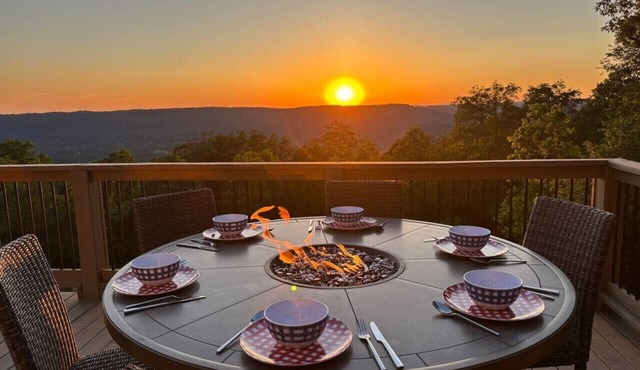 Independence A-Frame cabin on Lookout Mtn with Incredible Sunset & MtnViews