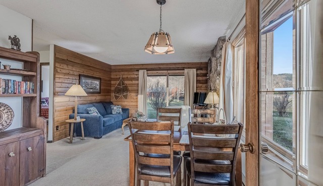 Independence - Cozy cabin, pet friendly, hot tub