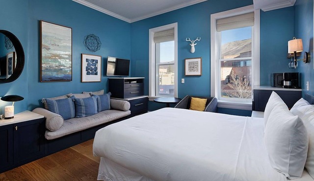 Independence Square 205 | Stylish Hotel Room with A/C, Great Location in Aspen