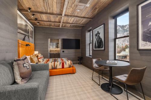 Independence Square 300, Newly Renovated Studio in Downtown Aspen, w/Rooftop & Hot tub