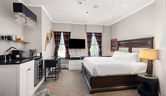 Independence Square 302 | Top Floor Stylish Hotel Room with Wet Bar, A/C, in Downtown Aspen