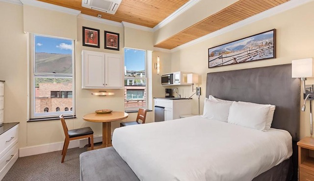 Independence Square 305, Remodeled, 3rd Floor Hotel Room in Aspen's Best Location