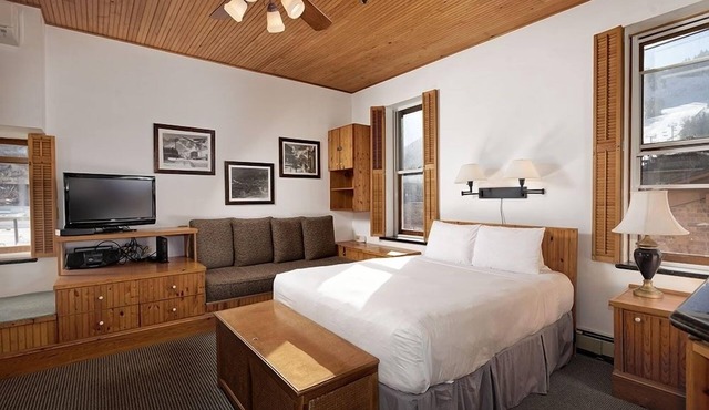 Independence Square 311 | Best Location! Hotel Room with Rooftop Hot Tub in Aspen