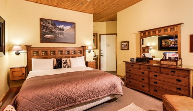 Independence Square Unit 309, Downtown Hotel Room with A/C in Aspen, Wet Bar & More