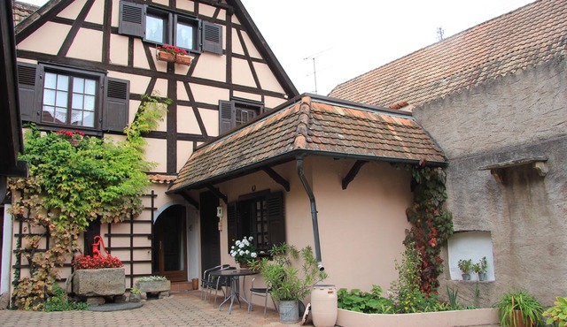 independent access to the ground floor, equipped for 2 people