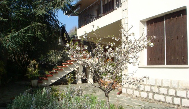 INDEPENDENT apartment in first floor villa, in housing estate.