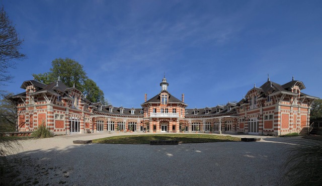 Independent apartment in exceptional house, large park