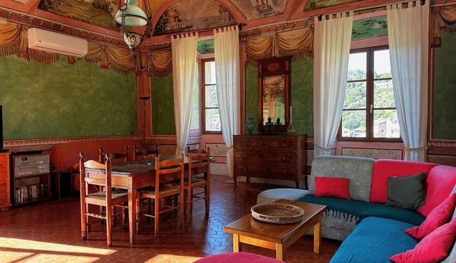 independent apartment on the second floor of a historic house in Monticello