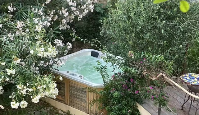 Independent apartment in winemaker's house Poussan