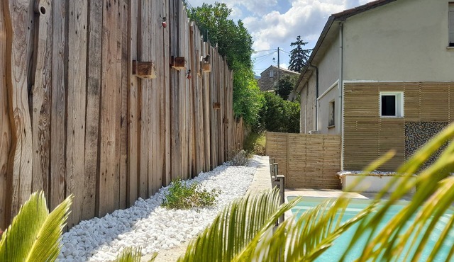 Independent apartment, private garden, private parking, 7 x 4 swimming pool.