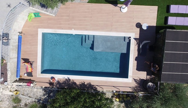 Independent apartment, quiet hill with pool