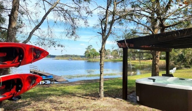 Independent Clean Guest house lake/kayaks/jacuzzy