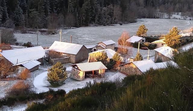 Independent cottage for 12 to 15 people or Rooms and Table d'Hôtes