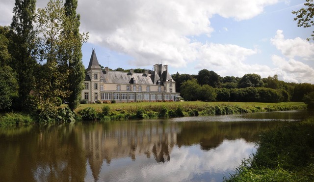 Independent cottage in castle 3 bedrooms 7 sleeps 15kms sea