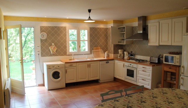 Independent cottage in park with large pool