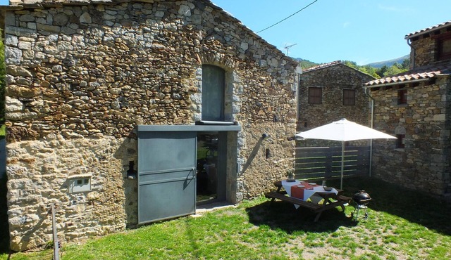 Independent cottage with private BBQ. 3km from Ribes de Freser. Pyrenees