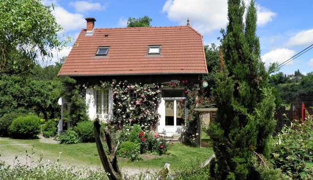 Independent cottage with garden by the river