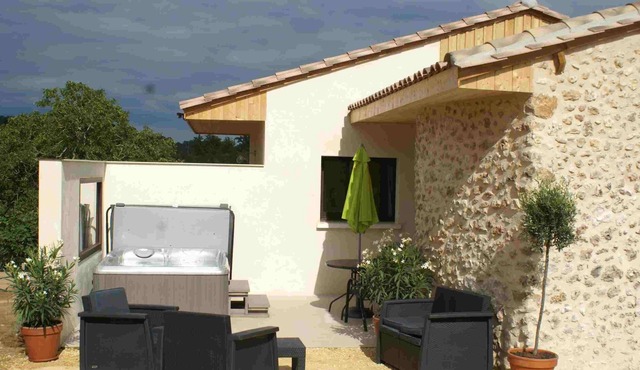 Independent cottage with private Jacuzzi, swimming pool and horse riding on site