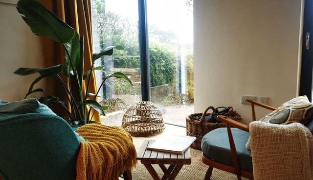 Independent Ensuite Room, Great Location + Parking