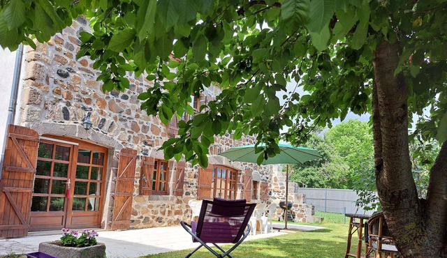 Independent cherry cottage with garden for up to 8 people near Besse.