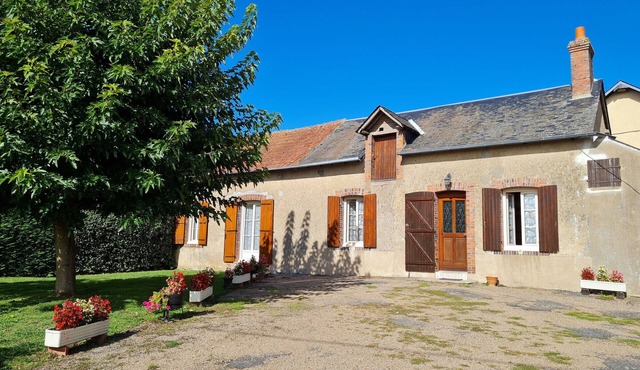 Independent house with enclosed yard 1km from village