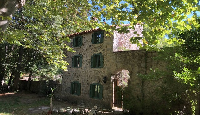 Independent gîte/14th century forge. Nature, freshness, sun & natural bath.
