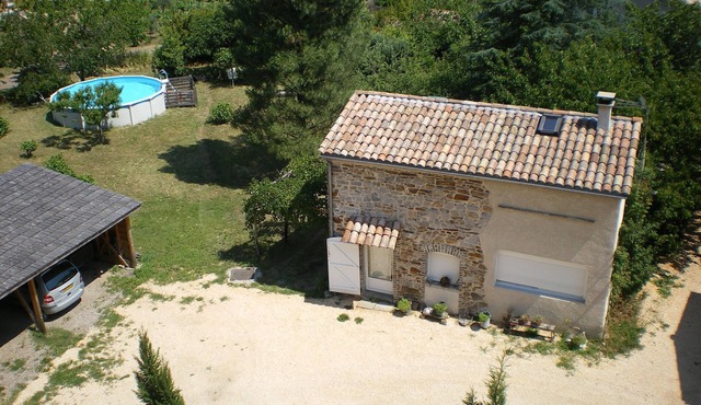 Independent gîte, private swimming pool and large garden, quiet, activities.