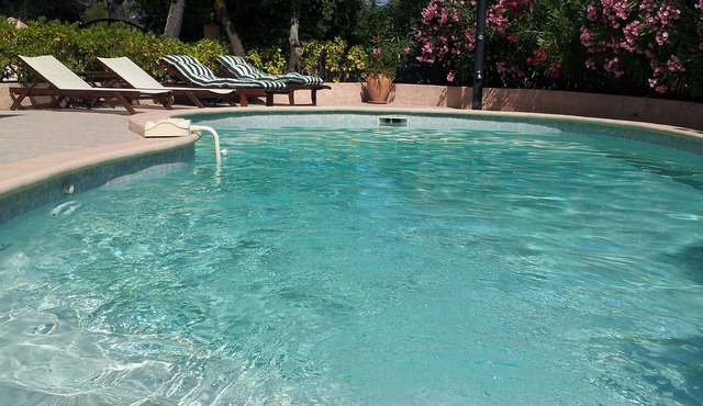 Independent ground floor of a villa, residential, garden and private pool