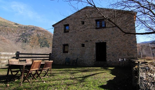 Independent holiday cottage, garden and private barbeque. Pardines Valley.