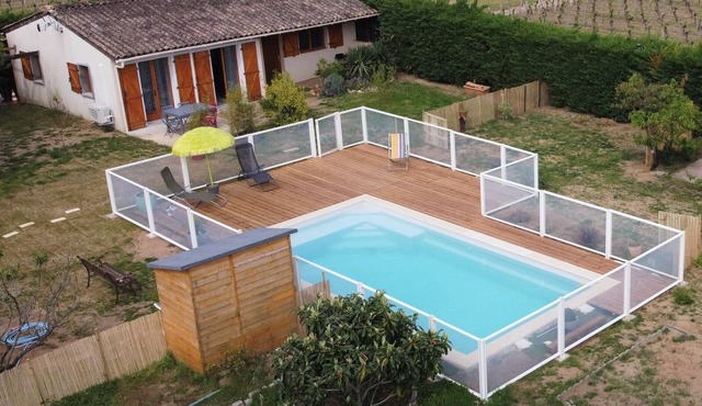 Independent house with swimming pool in the middle of the vineyards