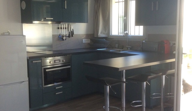 Independent house with 2 small terraces 15 minutes walk from the beach