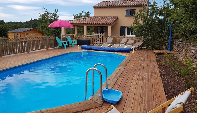 INDEPENDENT HOUSE WITH SWIMMING POOL